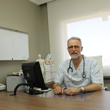 Doctor Evaristo Galdeano Borra - Doctor en escritorio