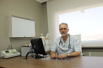 Doctor Evaristo Galdeano Borra - Doctor en escritorio